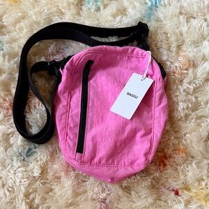NWT BAGGU sport crossbody
